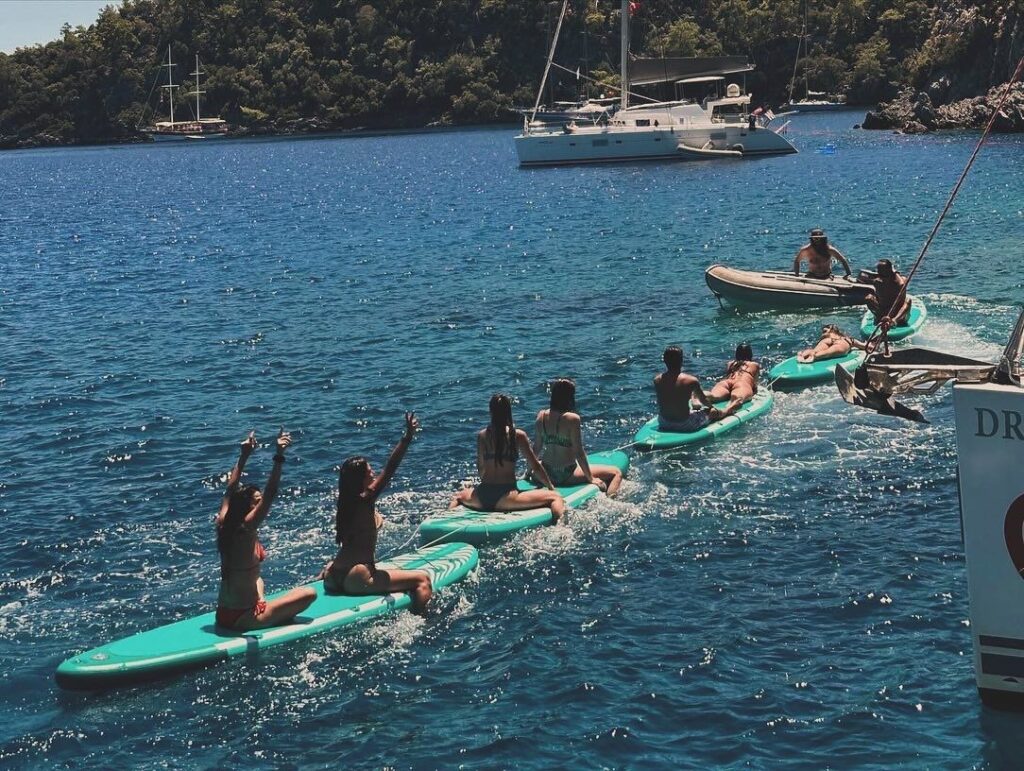 Sailors in Yellow Shorts: Göcek’in Efsanevi Koylarında Enfes Yemekler ve Parti